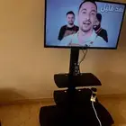 تلفزيون مع حامل