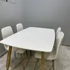 طاولة طعام شبه جديد