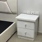 سرير وكمودينه ومرايا