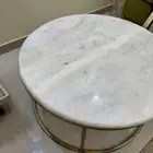 طاولة مع 4 خدمات