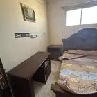 غرفة نوم وكنب وطاولات وفرن وشاشه