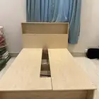 سرير خشبي يوجد فيه تخزين