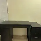 مكتب بدرج ورفين وخزانات مكونة من 5 ادراج