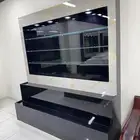 واجهات عرض او شنط او اكسسوارات تصلح لهم مع طاوله عطور وكاشير