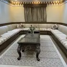 كنب مع الطاولة والستار