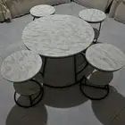 طاوله مع أربع تقديم