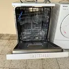 يوجد ثلاث أجهزة كهربائية أول شي غسالات جديدة