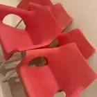 طاولة مع كراسي