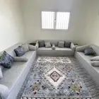 كنب نظيف مع طاولات جانبية   تمم البيع