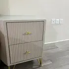 غرفه نوم سرير وتسريحة وكمدينة