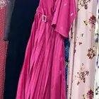 فساتين سهرة معروضة للبيع