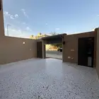 للبيع شقه ارضيه بحوش وسيع وببايكة سيارة ف شمال الخميس
