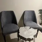 كرسين وطاولة