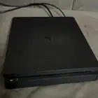 سوني 4 لايشكو من شي سوى الكسر الموضح بالصوره ولا أثر عليه