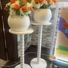 تأجير طاولات مع فازات ورد صناعي