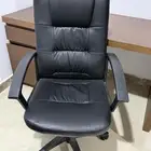 كرسي اردني وطاولة استخدام نظيف