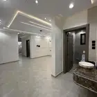 للبيع شقه دور ثاني بسطح خاص ومصعد موقع مكتمل الخدمات520الف