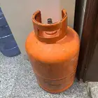 دبة غاز ويوجد 3 دواليب