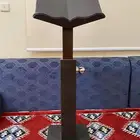 حامل مصحف خشبي مزود بإطارات للتحريك والنقل