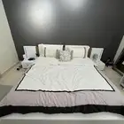 نخ سرير من شركة دوقداس ابيض مع تطعيمات خشب فاتح