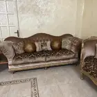 كنب مكون من 10 قطع 3 كنبات كبيرة و4 كراسي وطاولتين ومقعد