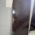 باب خشب لون بني
