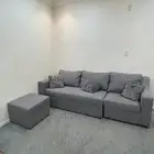 كنب ثلاث قطع مع ثلاث مخدات صغار