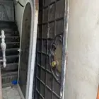 باب حديدي وزجاج