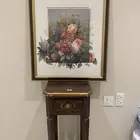 دولاب صغير مع لوحه جميله