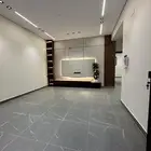 شقه للبيع خمس غرف وصاله ودرج دخلي يطلع لسطح