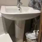 مغسلة و كرسي حمام