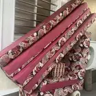 مساند حمراء منقشه