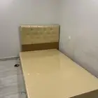 فيه 2 من السراير هذا و على السوم و فيه مجلس 7 قطع و 3 مراكي