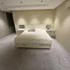 سرير مع طاوله دروج ممتازه وجديده استعمال جدا خفيف