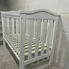 سرير اطفال بحاجز ابيض
