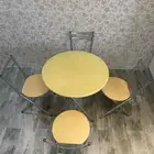 طاولة طعام بأربع كراسي