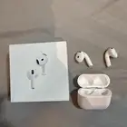 سماعات AirPods 4 مع خاصية إلغاء الضوضاء النشطة