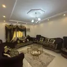 مجلس كنب للبيع كامل مع الفرشه والستاير والطاولات