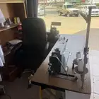 محل خياط للبيع جميع اغراضه مكينه خياطه صغيره وكبيره والرفوف