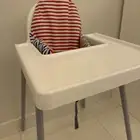 كرسي ايكيا للأطفال بحاله ممتازه جدا  مع لباد الظهر
