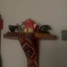 رف خشب جميل مافيه اي خدش