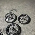 سيكل فراشه مع ثلاثه جنوط اثنين ورا وواحد قدام