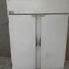 ثلاجة للبيع