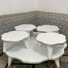 طاوله. مع. اربع حبات صغار