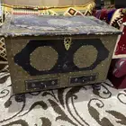 تراث صندوق قديم موضح بصوره
