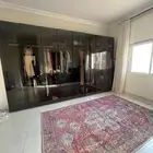دواليب خزائن مع ابواب زجاج لون عسلي