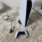 بلاستيشن 5 نظيف واستخدام خفيف مع جميع ملحقاته