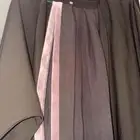 عبايه نص بشت لون زيتي و الطرحه و كم العبايه باللون الوردي