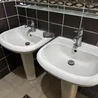 مغسلتين وكرسي حمام ومرايا