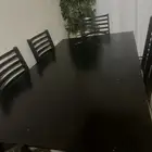 طاولة خشب نظيف و6 كراسي